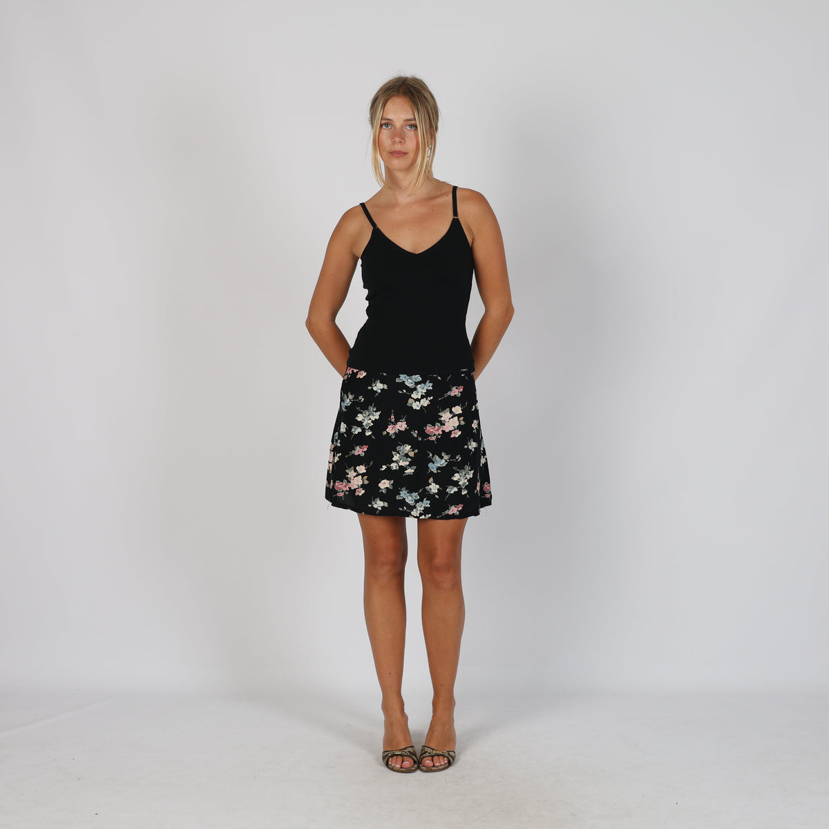 Black Y2K Woven Mini Skirt (S)