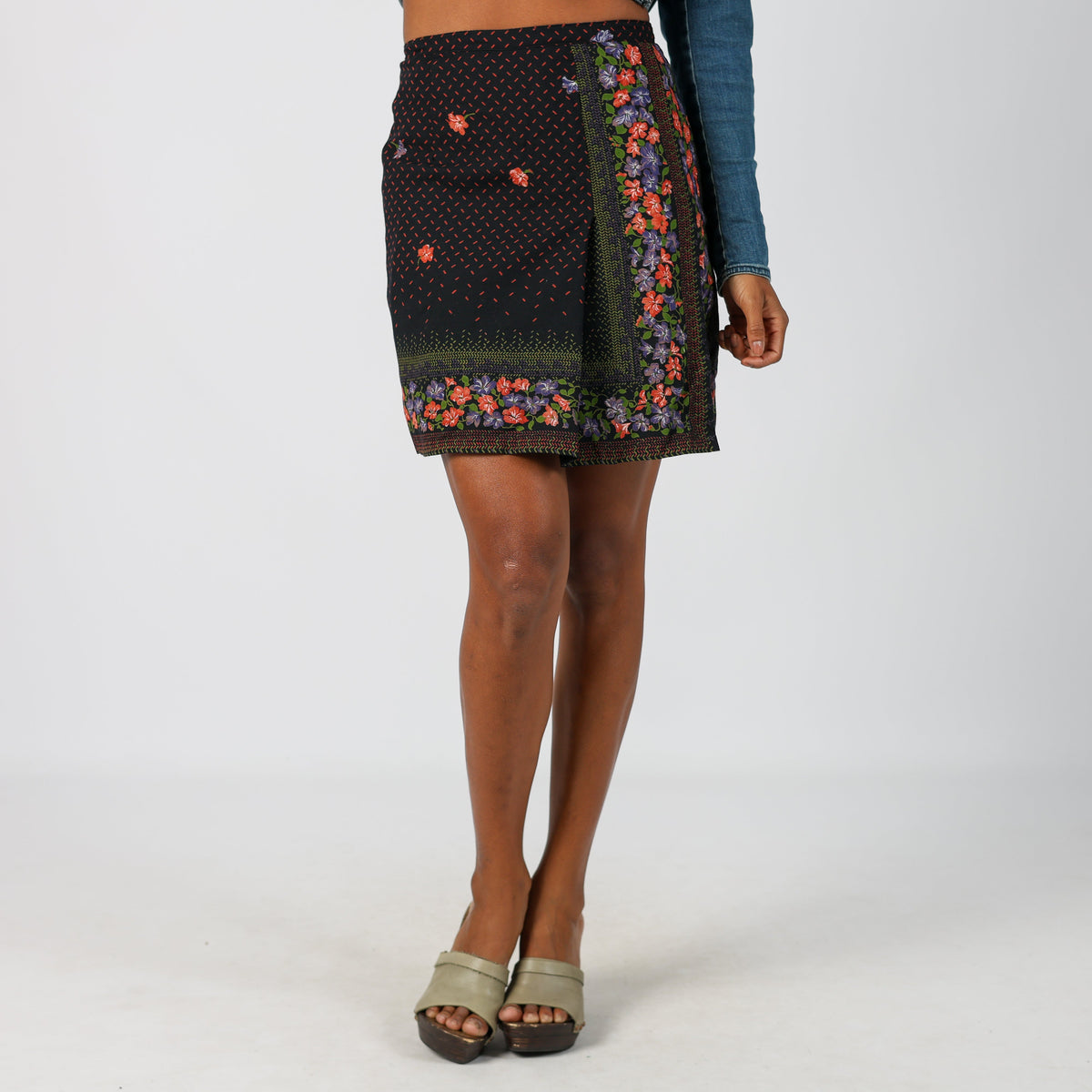 Black Y2K Woven Mini Skirt (XS)